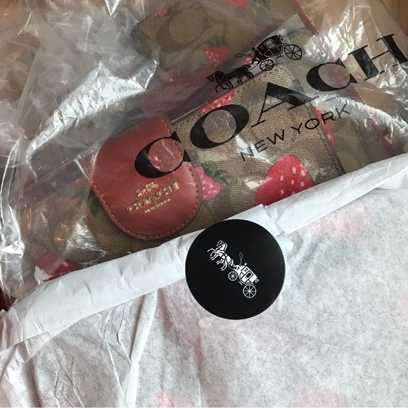 🍓 Coach Tech Wallet In Signature Canvas With Wild Strawberry Print - Picture 12 of 13